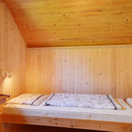 Two-bedroom Holiday In 21 בלבאנד